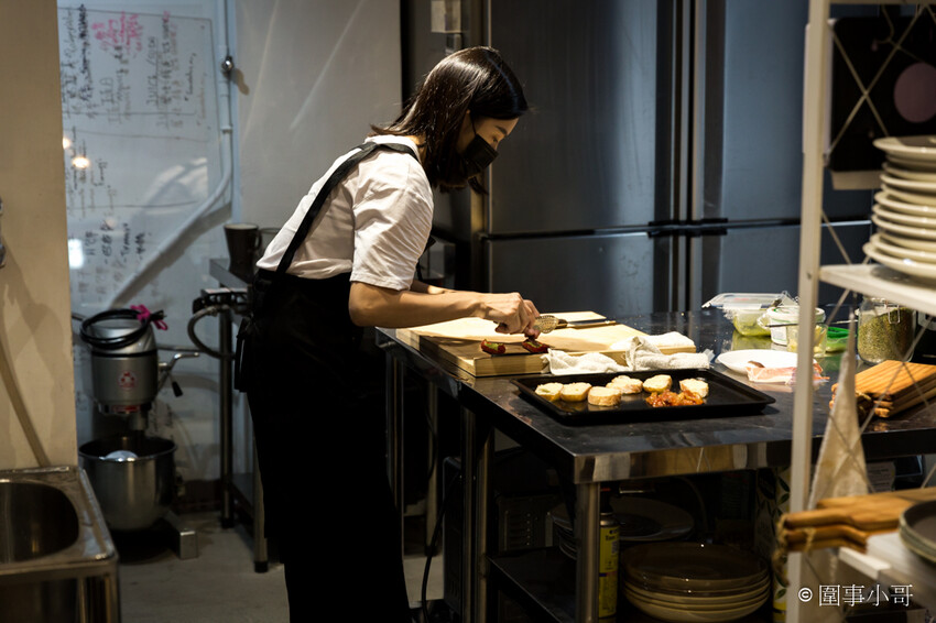 台北松山美食推薦-僻靜巷弄裡的低調義式及西班牙美食料理，不止有著能引出食材美味的餐點，還有超棒的手工窯烤披薩呢。(邀約) @圍事小哥的幸福相框