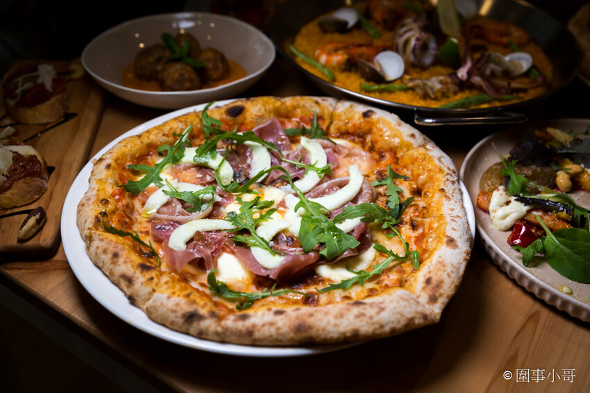 台北松山美食推薦-僻靜巷弄裡的低調義式及西班牙美食料理，不止有著能引出食材美味的餐點，還有超棒的手工窯烤披薩呢。(邀約) @圍事小哥的幸福相框