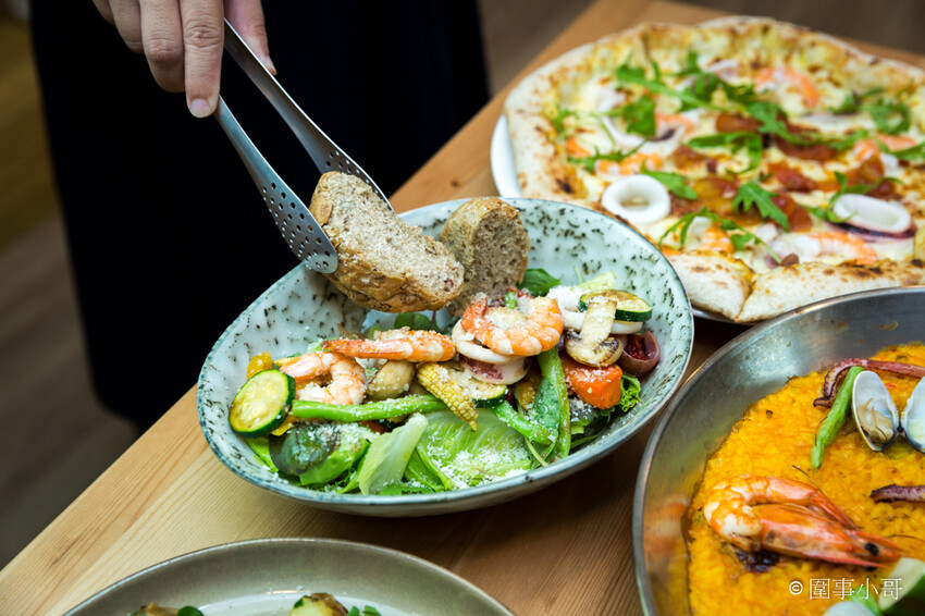 台北松山美食推薦-僻靜巷弄裡的低調義式及西班牙美食料理，不止有著能引出食材美味的餐點，還有超棒的手工窯烤披薩呢。(邀約) @圍事小哥的幸福相框