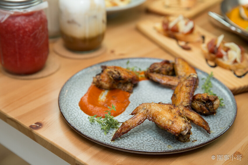 台北松山美食推薦-僻靜巷弄裡的低調義式及西班牙美食料理，不止有著能引出食材美味的餐點，還有超棒的手工窯烤披薩呢。(邀約) @圍事小哥的幸福相框