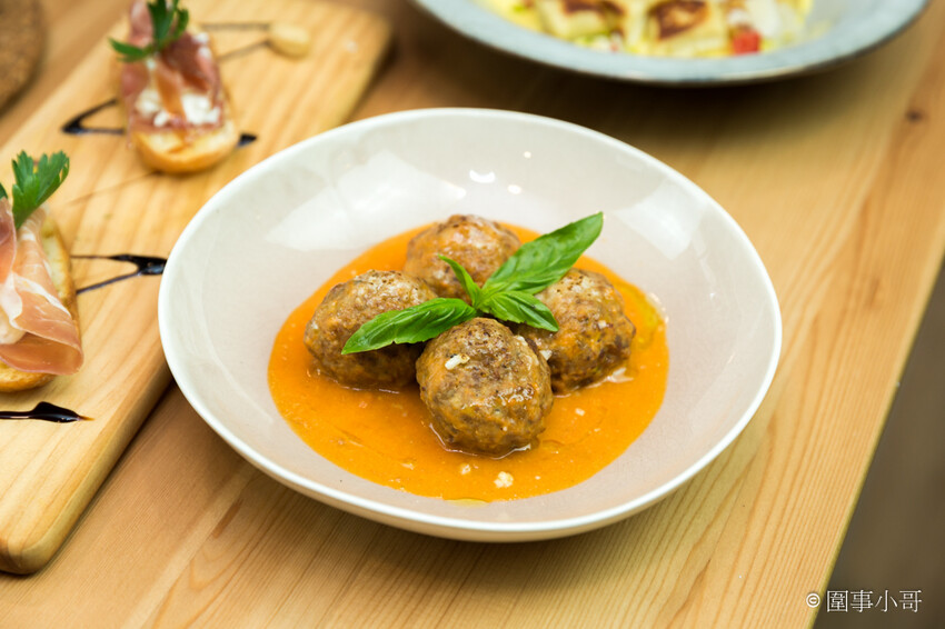 台北松山美食推薦-僻靜巷弄裡的低調義式及西班牙美食料理，不止有著能引出食材美味的餐點，還有超棒的手工窯烤披薩呢。(邀約) @圍事小哥的幸福相框