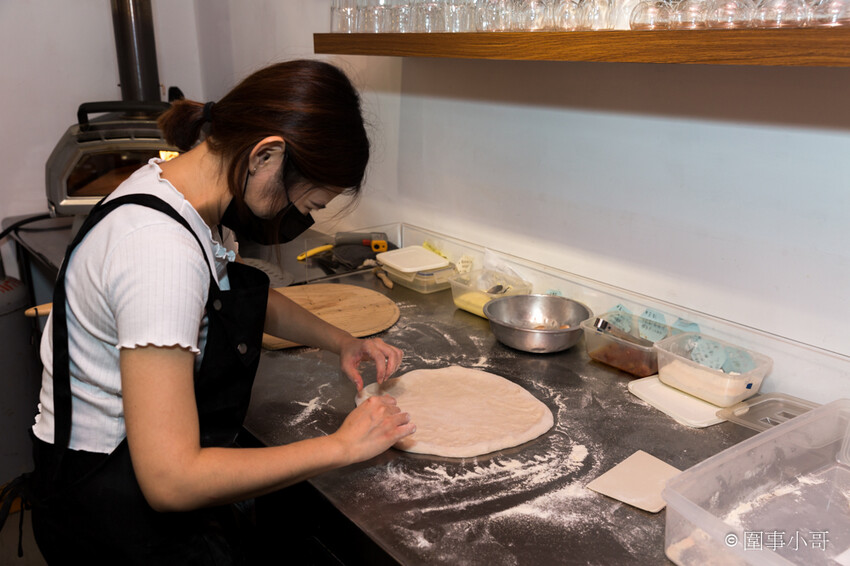 台北松山美食推薦-僻靜巷弄裡的低調義式及西班牙美食料理，不止有著能引出食材美味的餐點，還有超棒的手工窯烤披薩呢。(邀約) @圍事小哥的幸福相框