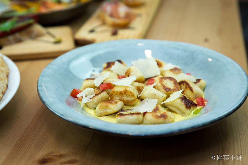 台北松山美食推薦-僻靜巷弄裡的低調義式及西班牙美食料理，不止有著能引出食材美味的餐點，還有超棒的手工窯烤披薩呢。(邀約) @圍事小哥的幸福相框