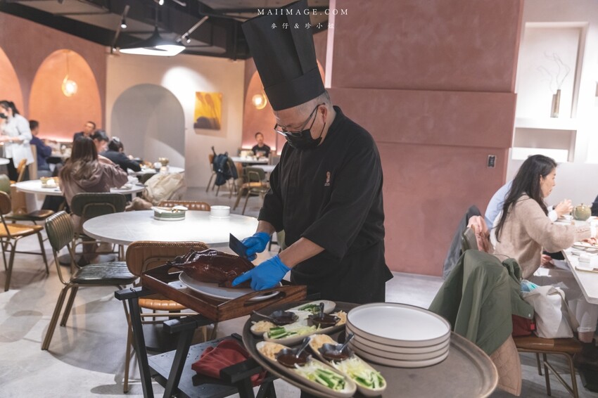 台北美食|九華樓 CHIOU HWA Restaurant~華泰片皮鴨一鴨五吃爽度最高。大直最新食尚地標『春大直』捷運劍