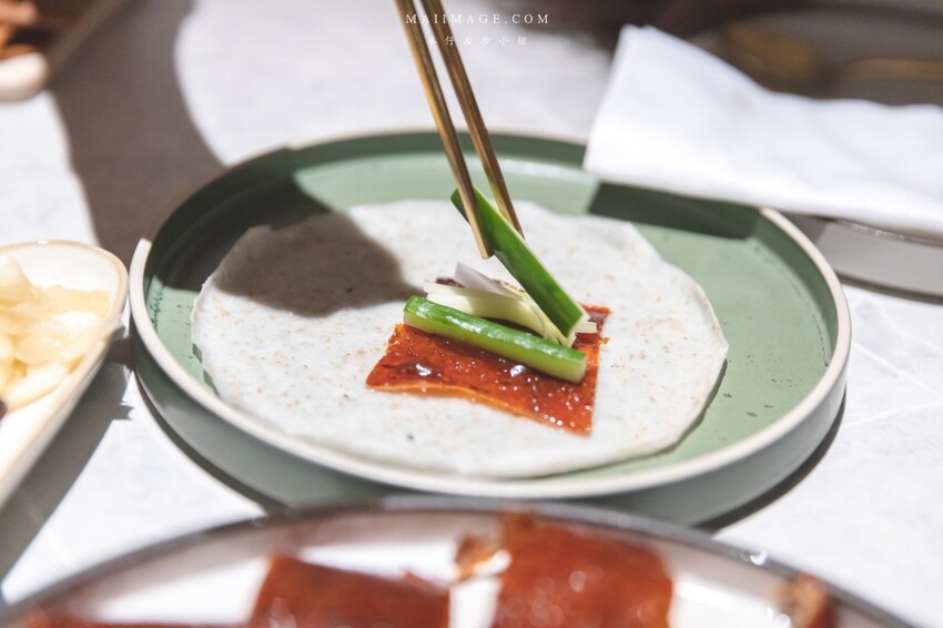 台北美食|九華樓 CHIOU HWA Restaurant~華泰片皮鴨一鴨五吃爽度最高。大直最新食尚地標『春大直』捷運劍