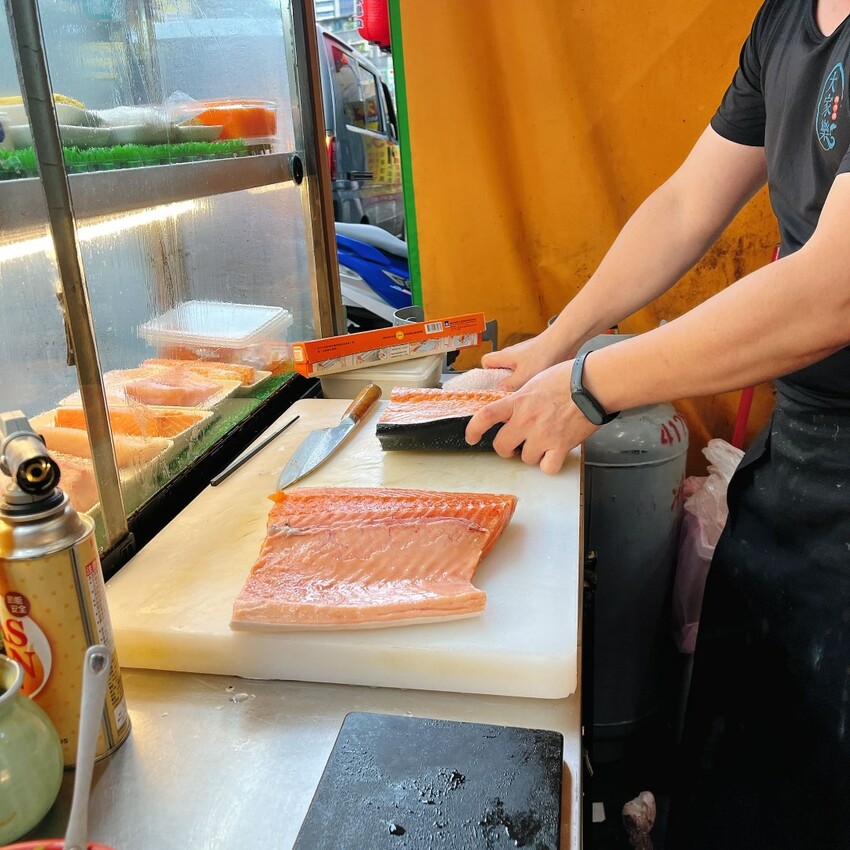 板橋隱藏版高CP值生魚片日式料理— 大家樂鮮魚舖，不用花大錢也可以享受日本進口的美味！超新鮮的口感吃一口