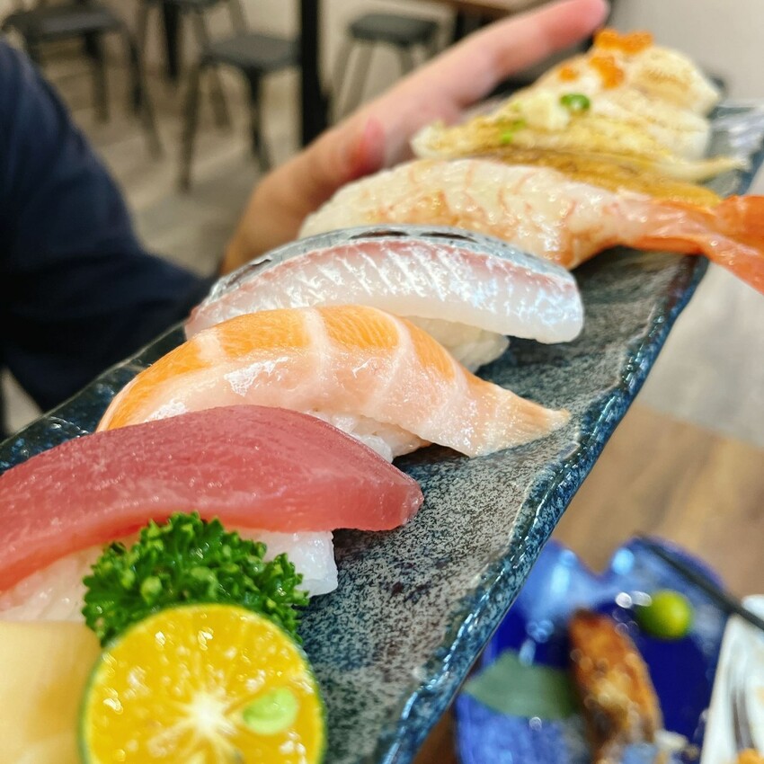 板橋隱藏版高CP值生魚片日式料理— 大家樂鮮魚舖，不用花大錢也可以享受日本進口的美味！超新鮮的口感吃一口