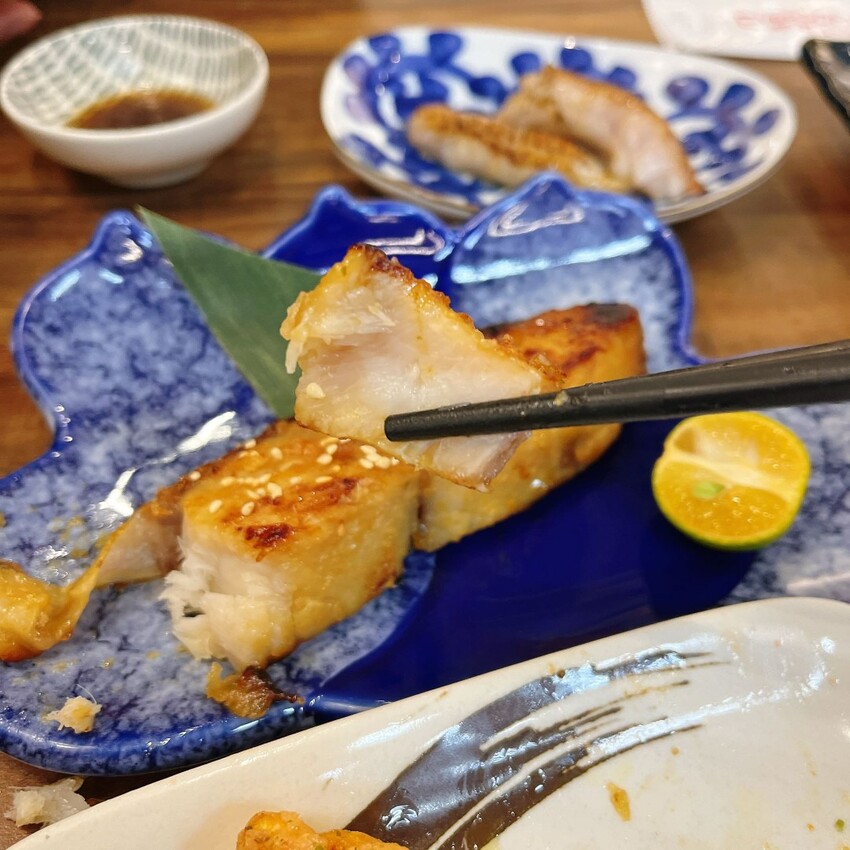 板橋隱藏版高CP值生魚片日式料理— 大家樂鮮魚舖，不用花大錢也可以享受日本進口的美味！超新鮮的口感吃一口