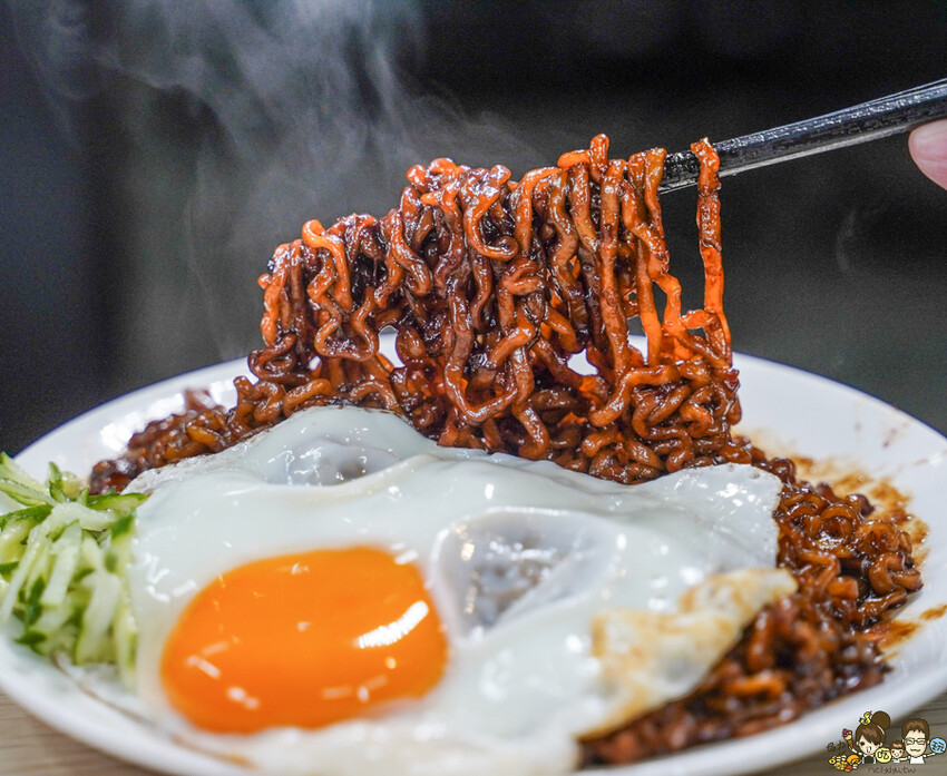 高雄宵夜場必朝聖、晚餐宵夜不孤單必吃日月私饗，手工特製餐點、暖心煲湯、招牌韓國炸醬麵、香甜地瓜可樂餅 - 跟著尼力吃喝玩樂＆親子生活