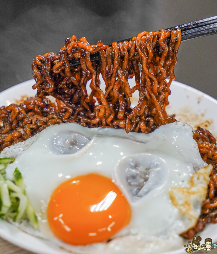 高雄宵夜場必朝聖、晚餐宵夜不孤單必吃日月私饗，手工特製餐點、暖心煲湯、招牌韓國炸醬麵、香甜地瓜可樂餅 - 跟著尼力吃喝玩樂＆親子生活