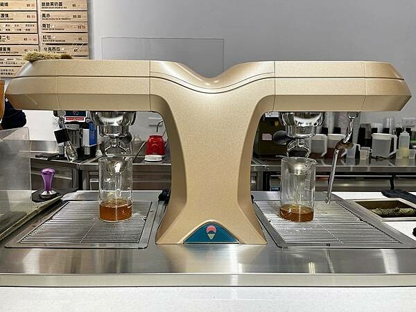 桃園站前│山焙 Sunbay：傳承百年的純正好味道，88°C新鮮現磨現沖現泡的台灣好茶│山焙招牌88°C焙茶│桃園成功店【附菜單】三億茶行