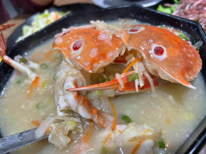 秋蟹駕到～快來萬里吃螃蟹大餐｜四姊妹海鮮餐廳，新鮮美味沒話說｜新北野柳美食