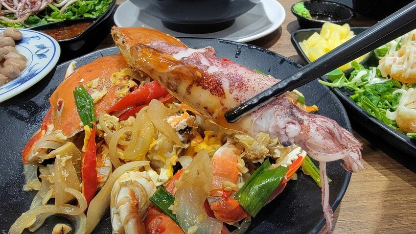 秋蟹駕到～快來萬里吃螃蟹大餐｜四姊妹海鮮餐廳，新鮮美味沒話說｜新北野柳美食