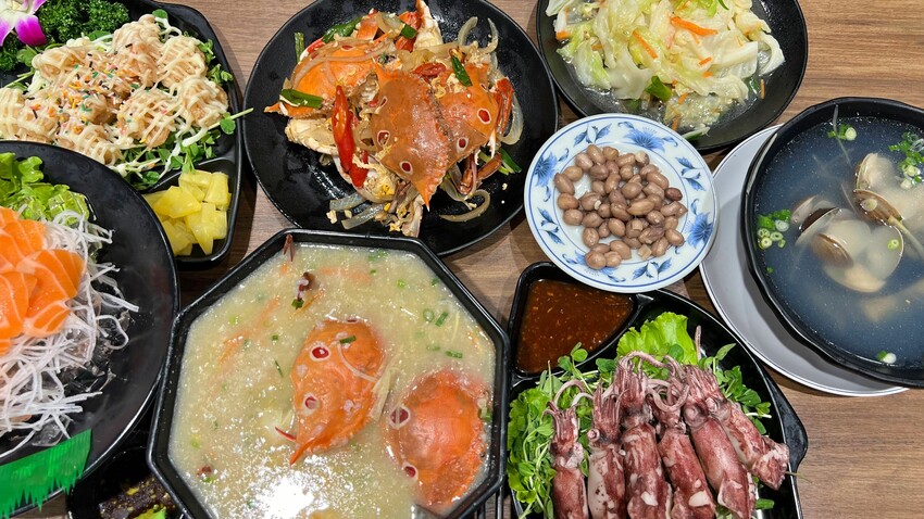 秋蟹駕到～快來萬里吃螃蟹大餐｜四姊妹海鮮餐廳，新鮮美味沒話說｜新北野柳美食
