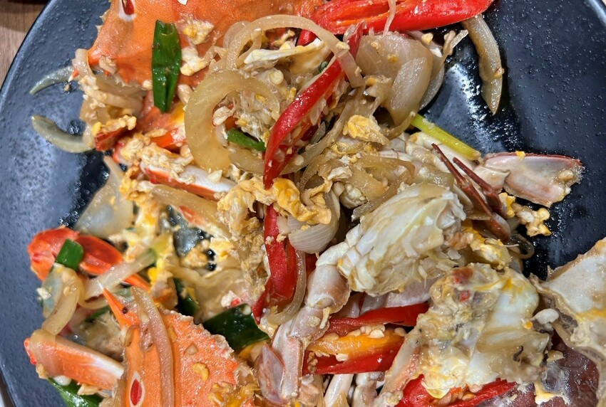 秋蟹駕到～快來萬里吃螃蟹大餐｜四姊妹海鮮餐廳，新鮮美味沒話說｜新北野柳美食