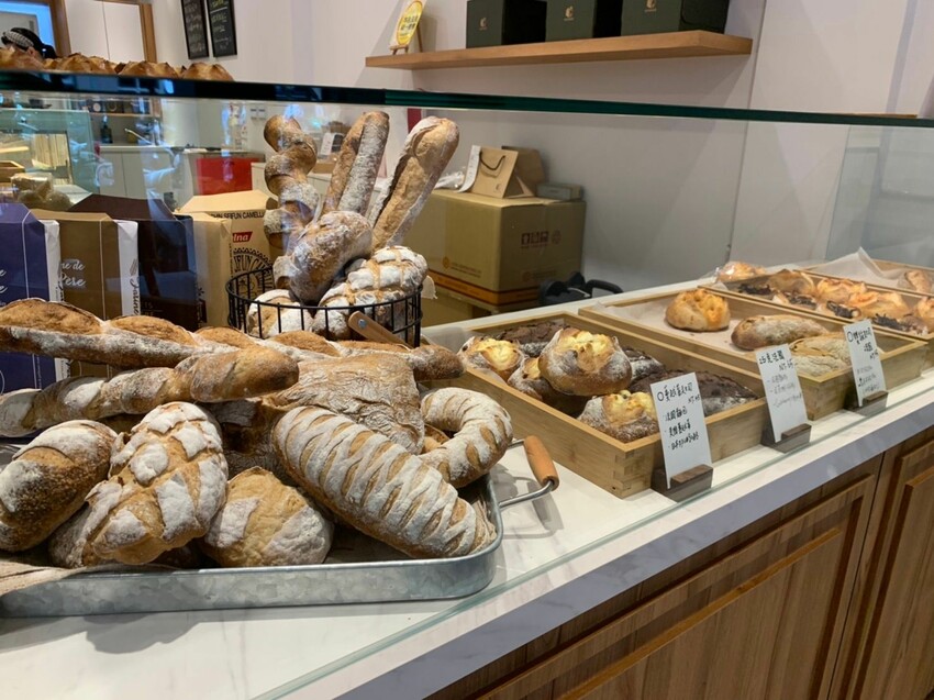 【板橋美食】新埔文青異國麵包店|欣旺麵包店 藍帶麵包師的超可愛麵包 愜意室內座位享受美好下午茶