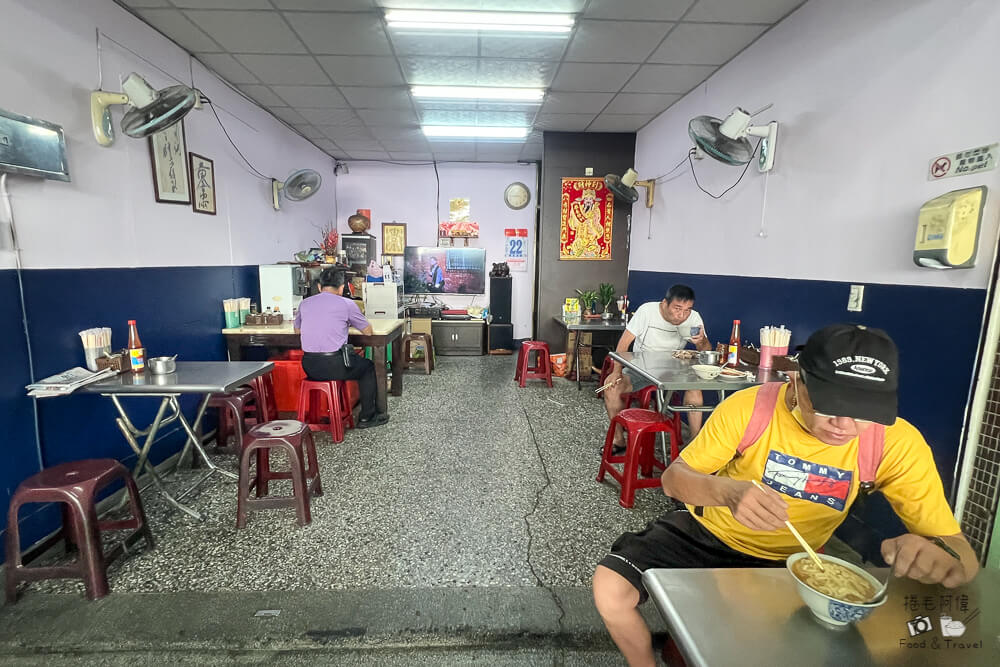 台中炒麵界傳奇！阿生師炒麵骨仔肉湯銅板早餐，Q彈炒麵超夠味內行人激推。