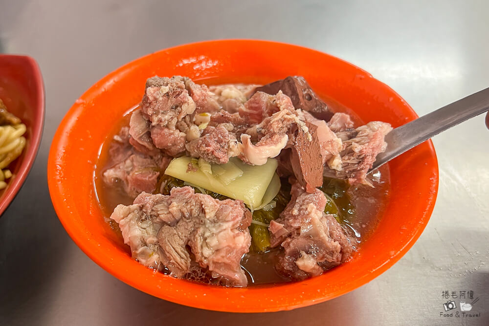 台中炒麵界傳奇！阿生師炒麵骨仔肉湯銅板早餐，Q彈炒麵超夠味內行人激推。