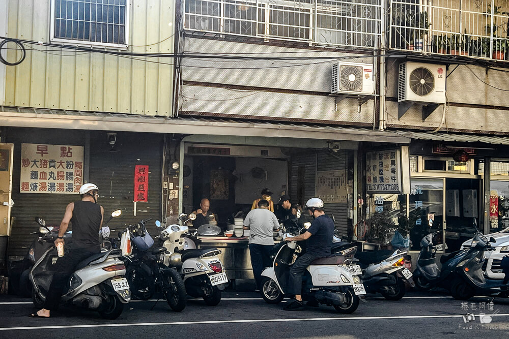 台中炒麵界傳奇！阿生師炒麵骨仔肉湯銅板早餐，Q彈炒麵超夠味內行人激推。