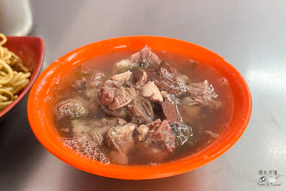 台中炒麵界傳奇！阿生師炒麵骨仔肉湯銅板早餐，Q彈炒麵超夠味內行人激推。