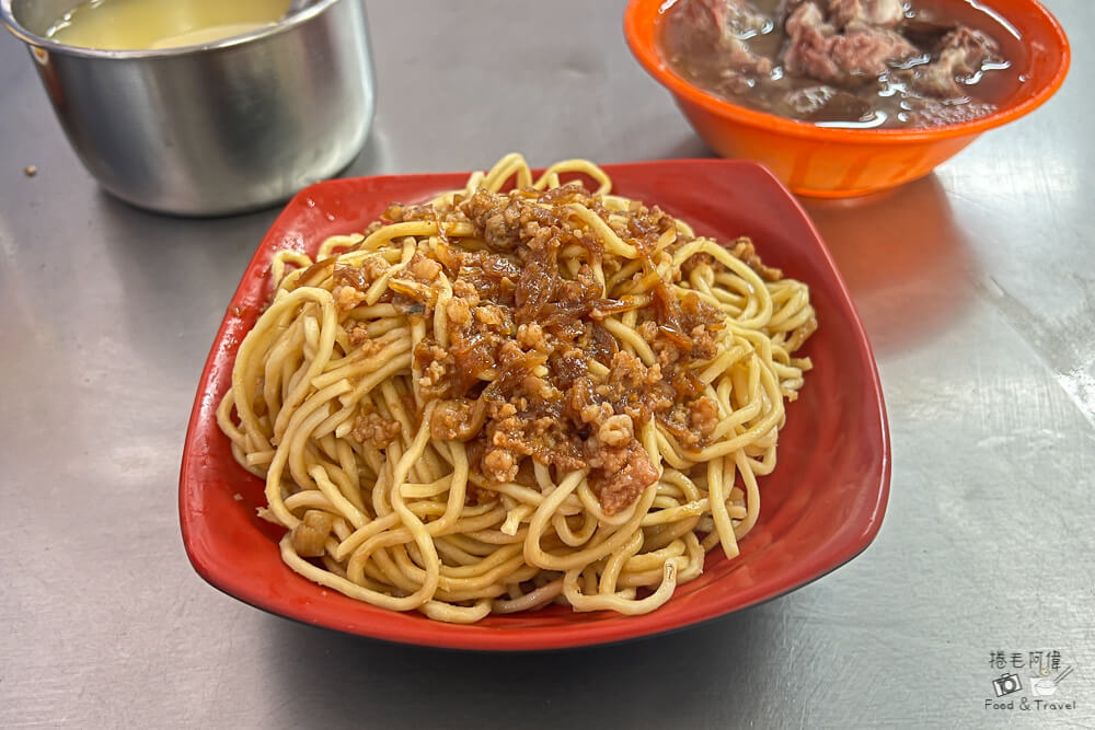 台中炒麵界傳奇！阿生師炒麵骨仔肉湯銅板早餐，Q彈炒麵超夠味內行人激推。