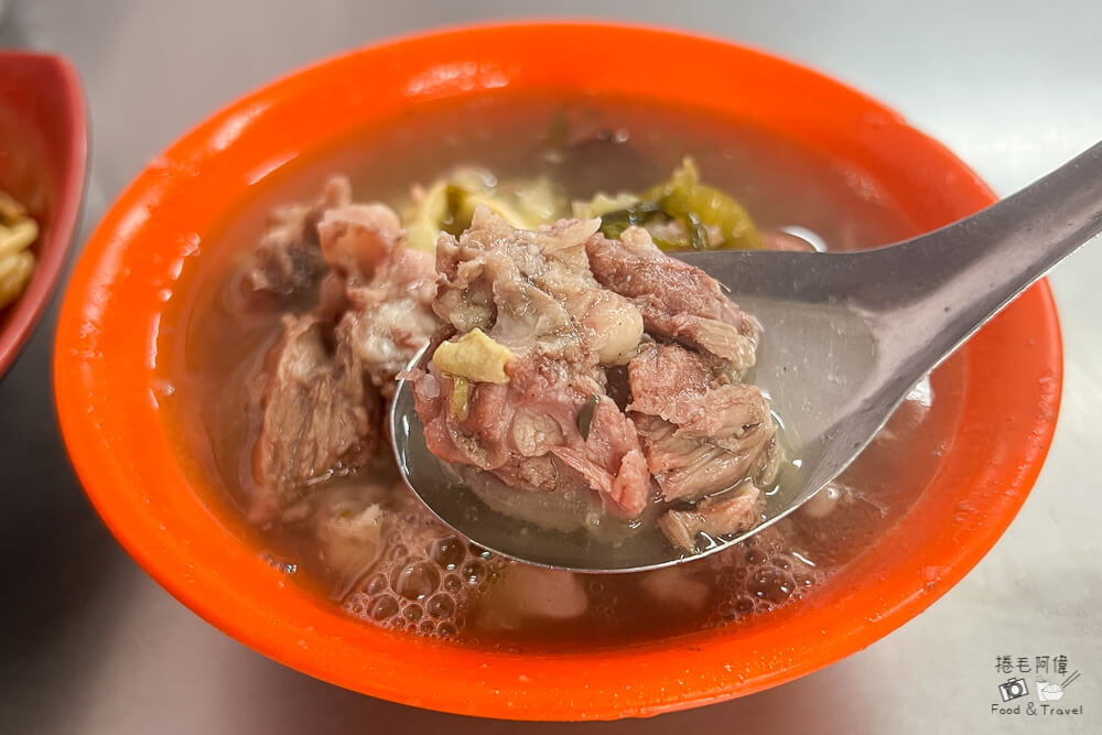 台中炒麵界傳奇！阿生師炒麵骨仔肉湯銅板早餐，Q彈炒麵超夠味內行人激推。