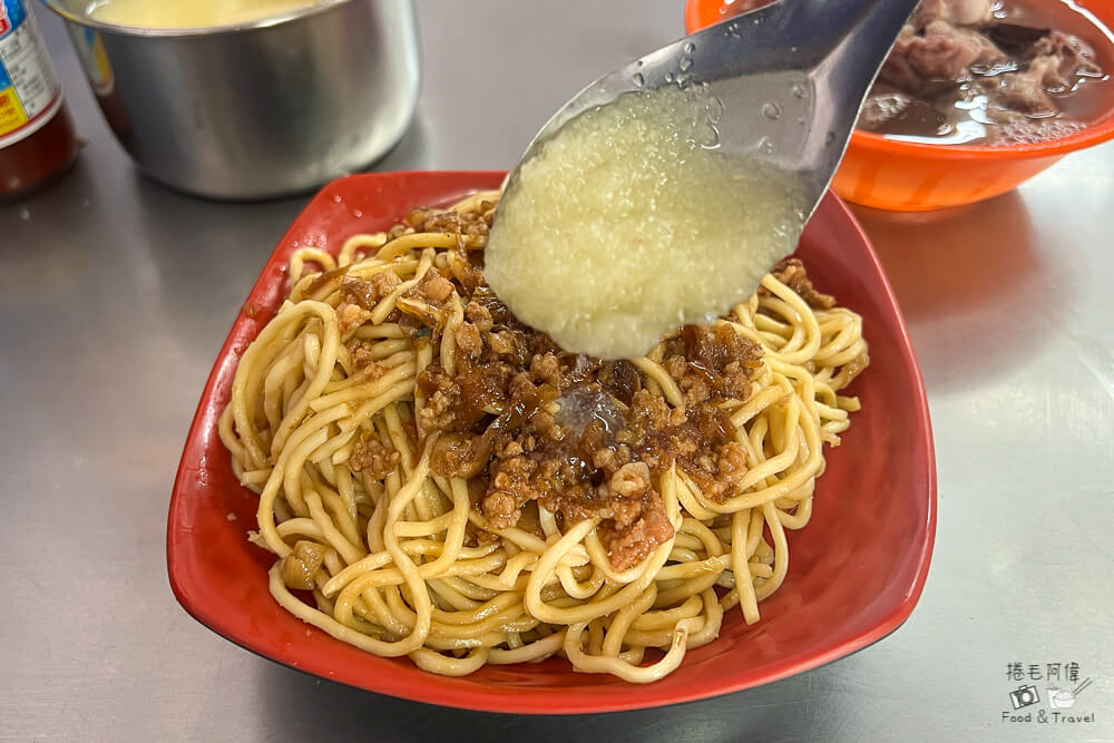 台中炒麵界傳奇！阿生師炒麵骨仔肉湯銅板早餐，Q彈炒麵超夠味內行人激推。