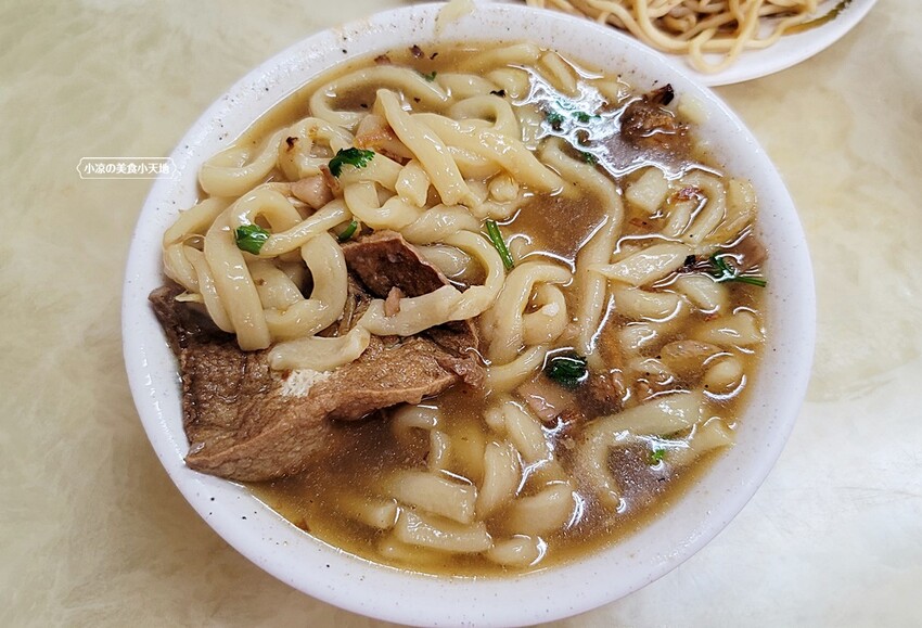 在地人的銷魂美食！激推招牌骨仔肉湯，軟嫩鮮美，人潮滿滿的老店！！！！