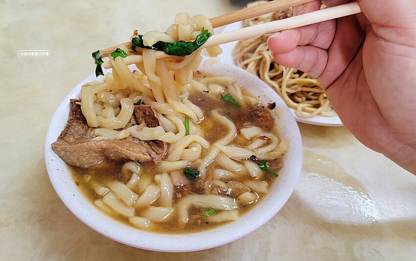 在地人的銷魂美食！激推招牌骨仔肉湯，軟嫩鮮美，人潮滿滿的老店！！！！