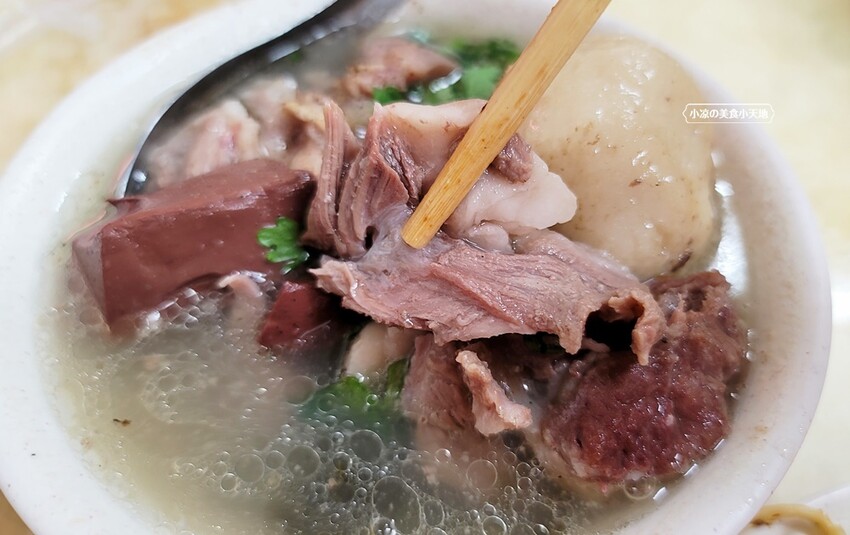 在地人的銷魂美食！激推招牌骨仔肉湯，軟嫩鮮美，人潮滿滿的老店！！！！