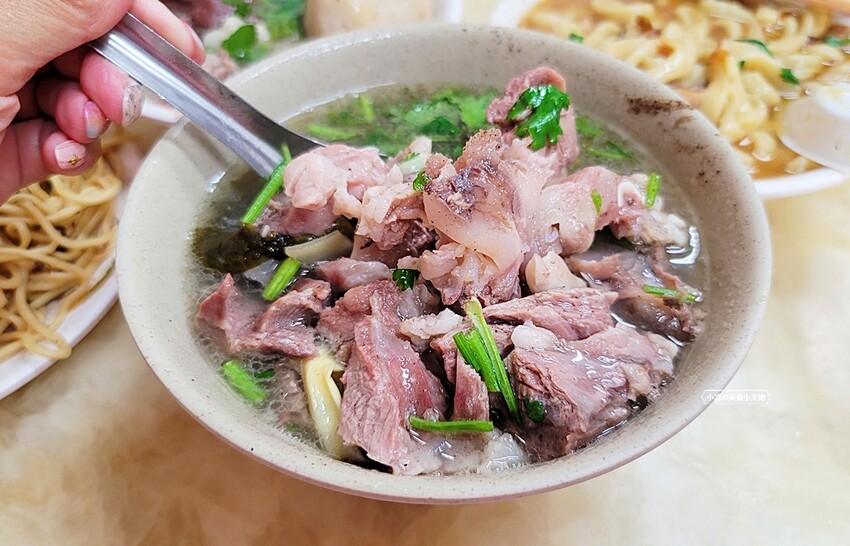 在地人的銷魂美食！激推招牌骨仔肉湯，軟嫩鮮美，人潮滿滿的老店！！！！