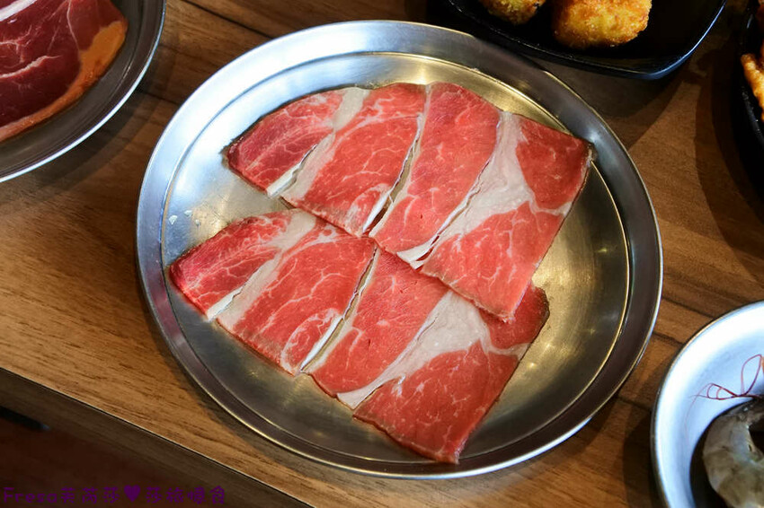 嘉義燒烤吃到飽【激安•焼肉道樂】海鮮牛肉大升級!六宮格肉盤超吸睛!炸物串燒熟食任你吃│嘉義蘭潭│嘉義聚