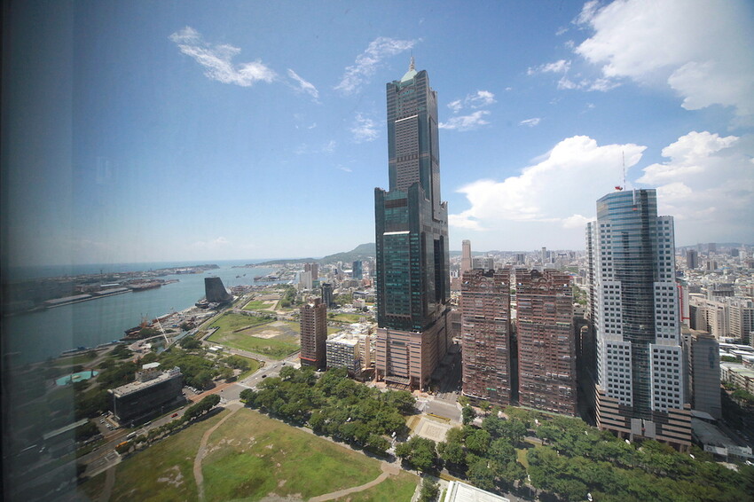 吃。高雄美食｜前鎮區。「飛裊 tea saloon」承億酒店25樓最美茶沙龍，置身在人文空間品茗俯瞰高雄港超舒暢