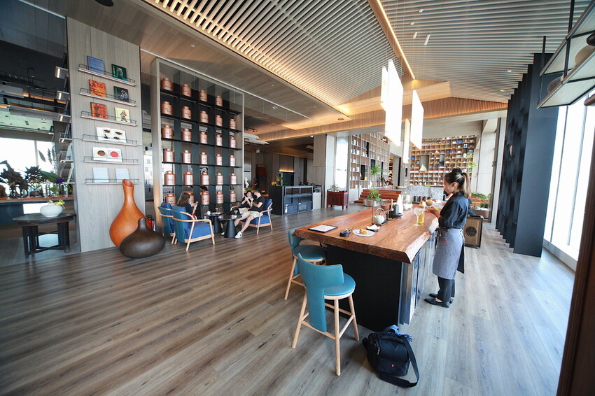 吃。高雄美食｜前鎮區。「飛裊 tea saloon」承億酒店25樓最美茶沙龍，置身在人文空間品茗俯瞰高雄港超舒暢