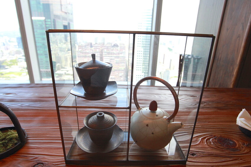 吃。高雄美食｜前鎮區。「飛裊 tea saloon」承億酒店25樓最美茶沙龍，置身在人文空間品茗俯瞰高雄港超舒暢