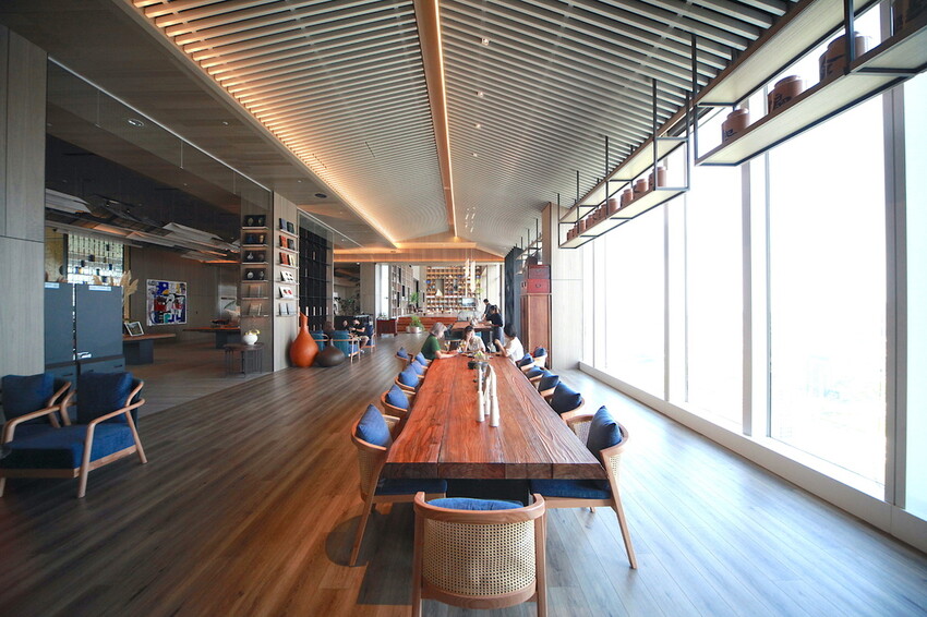 吃。高雄美食｜前鎮區。「飛裊 tea saloon」承億酒店25樓最美茶沙龍，置身在人文空間品茗俯瞰高雄港超舒暢