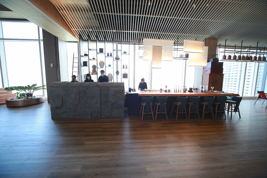 吃。高雄美食｜前鎮區。「飛裊 tea saloon」承億酒店25樓最美茶沙龍，置身在人文空間品茗俯瞰高雄港超舒暢