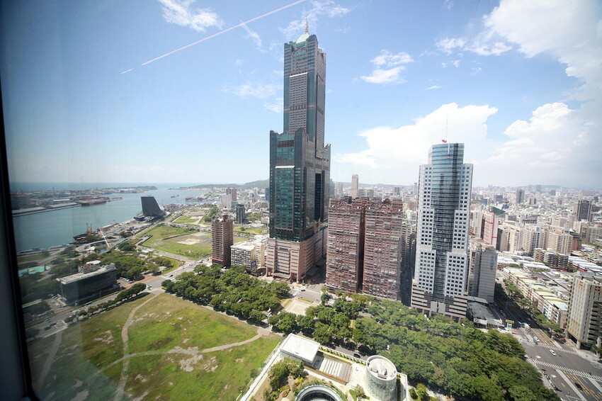 吃。高雄美食｜前鎮區。「飛裊 tea saloon」承億酒店25樓最美茶沙龍，置身在人文空間品茗俯瞰高雄港超舒暢