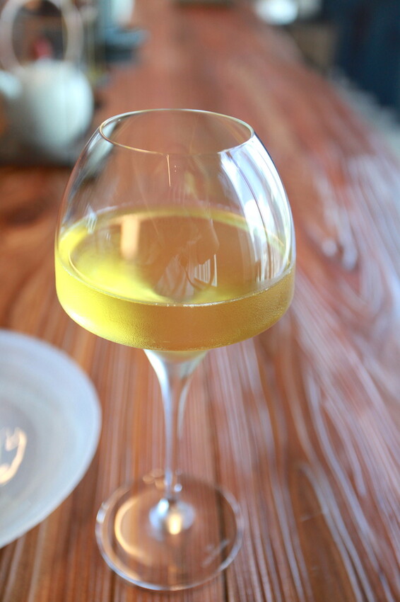 吃。高雄美食｜前鎮區。「飛裊 tea saloon」承億酒店25樓最美茶沙龍，置身在人文空間品茗俯瞰高雄港超舒暢