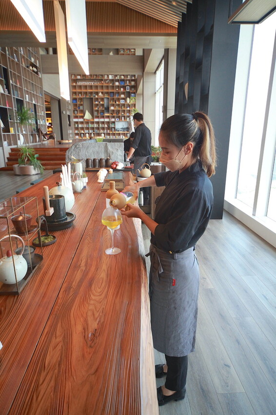 吃。高雄美食｜前鎮區。「飛裊 tea saloon」承億酒店25樓最美茶沙龍，置身在人文空間品茗俯瞰高雄港超舒暢