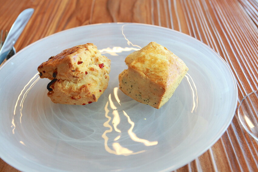 吃。高雄美食｜前鎮區。「飛裊 tea saloon」承億酒店25樓最美茶沙龍，置身在人文空間品茗俯瞰高雄港超舒暢