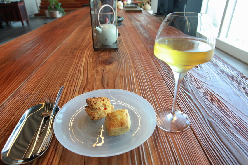 吃。高雄美食｜前鎮區。「飛裊 tea saloon」承億酒店25樓最美茶沙龍，置身在人文空間品茗俯瞰高雄港超舒暢