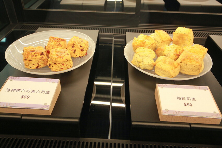 吃。高雄美食｜前鎮區。「飛裊 tea saloon」承億酒店25樓最美茶沙龍，置身在人文空間品茗俯瞰高雄港超舒暢