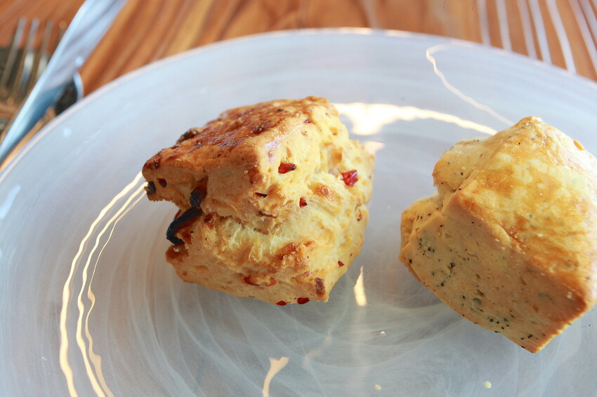 吃。高雄美食｜前鎮區。「飛裊 tea saloon」承億酒店25樓最美茶沙龍，置身在人文空間品茗俯瞰高雄港超舒暢