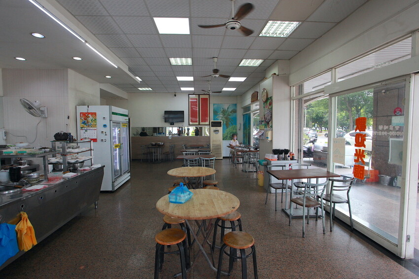 吃。台南美食｜東區。「金府城火雞肉飯 崇德店」台南市立醫院周遭美食，用餐時段總是出現排隊人潮，目前總