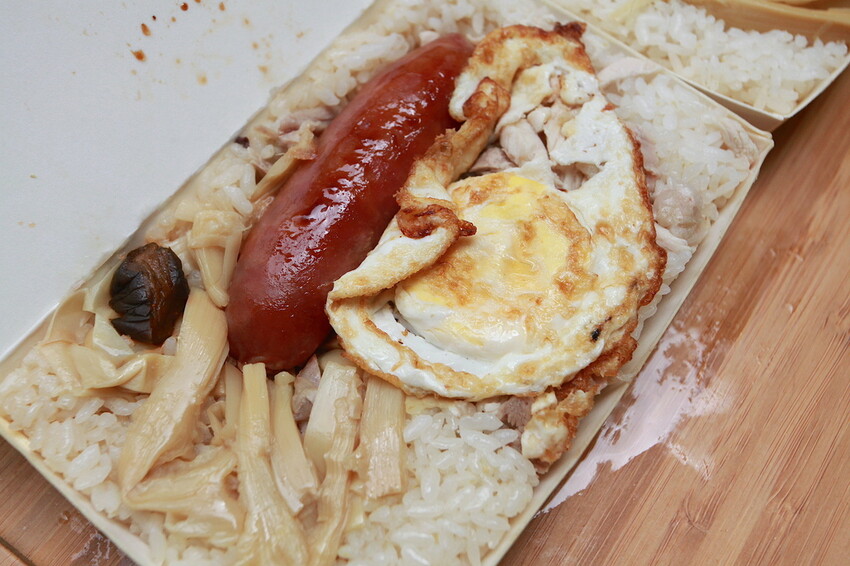 吃。台南美食｜東區。「金府城火雞肉飯 崇德店」台南市立醫院周遭美食，用餐時段總是出現排隊人潮，目前總