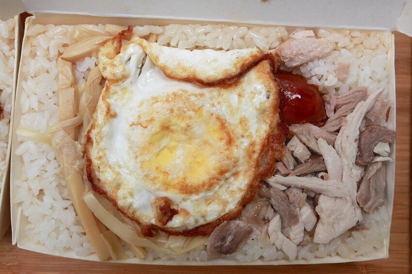 吃。台南美食｜東區。「金府城火雞肉飯 崇德店」台南市立醫院周遭美食，用餐時段總是出現排隊人潮，目前總