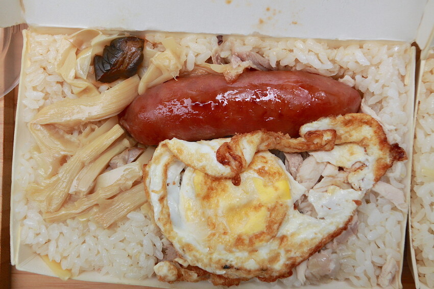 吃。台南美食｜東區。「金府城火雞肉飯 崇德店」台南市立醫院周遭美食，用餐時段總是出現排隊人潮，目前總