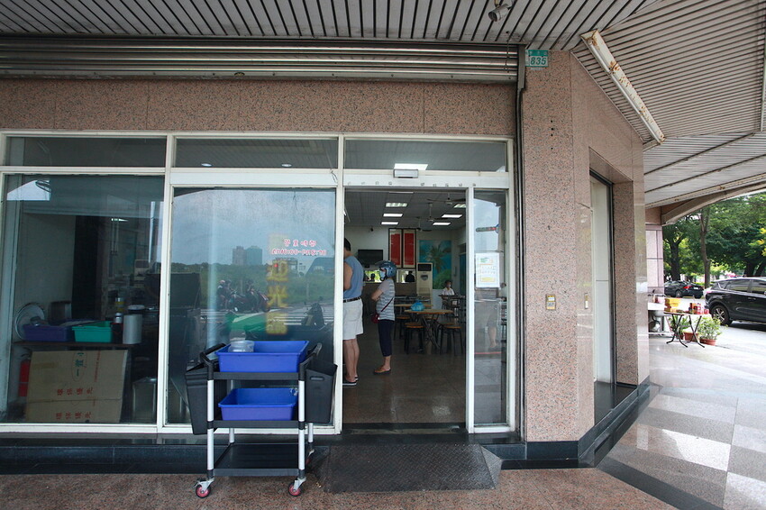 吃。台南美食｜東區。「金府城火雞肉飯 崇德店」台南市立醫院周遭美食，用餐時段總是出現排隊人潮，目前總