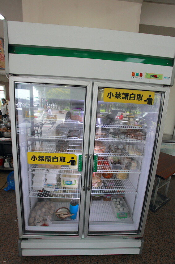 吃。台南美食｜東區。「金府城火雞肉飯 崇德店」台南市立醫院周遭美食，用餐時段總是出現排隊人潮，目前總